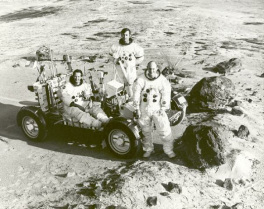 Apollo 16 Trainingsfoto Nr.
                                72-h-249: Die Astronauten parkieren den
                                Rover.