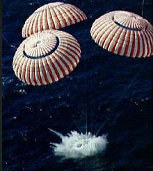 Apollo16,
                            Wasserung am Fallschirm
                            ("Splashdown"), NASA-Foto-Nr.
                            S72-36293