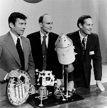 Apollo
                            16-Astronauten Young, Mattingly II und Duke.
                            Sie tun Dienst nach Vorschrift, gelten als
                            "Nationalhelden" und halten den
                            Mund...