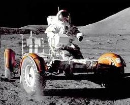 Geflschtes Apollo 17, NASA-Foto
                                Nr. AS17-147-22526: Cernan steuert am
                                11.12.1972 den Lunar Rover. Aber der
                                linke Arm sieht sehr versteift aus, der
                                Sitz neben ihm ist durchsichtig, und
                                Reifenspuren fehlen. Scheinbar ist die
                                Fotomontage nicht fertig geworden...