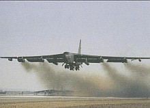 Operation
                            Linebacker II Ende Dezember 1972: B52-Bomber
                            voller "amerikanischer Geschenke"
                            beim Start: Bomben, Bomben, Bomben...