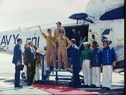 Apollo 17 Foto-Nr. S72-55937: Die
                                Astronauten bekommen einen triumphalen
                                Empfang auf dem Flugzeugtrger USS
                                Ticonderoga (Cernan links, Evans hinten,
                                Schmitt rechts). Die Fallschirmspringer
                                werden zu "Nationalhelden der
                                USA"...