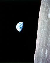 Apollo 8: Gelogener
                                      Erdaufgang in Farbe. Das Foto
                                      wurde im Simulationszentrum am
                                      Planetenmodell in Langley gemacht
                                      und die Erde ins Foto
                                      hineinmontiert.