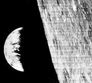 "Mondfoto" von "Luna Orbiter
                    1", angeblicher Erdaufgang von der
                    Mondumlaufbahn her gesehen, wahrscheinlich ein Bild
                    vom Planetarium LOLA mit Fotomontage.