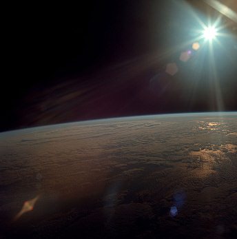Apollo 11 Foto-Nr. AS11-36-5293: Sicht von
                        einer Erdumlaufbahn auf die Erde, mit
                        Lichtshow-Effekt durch die Atmosphäre. Das Foto
                        kann von jedwelchem Flug um die Erde stammen.