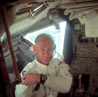 Apollo 11, Foto Nr. AS11-36-5390:
                        "Astronaut" Edwin ("Buzz")
                        Aldrin während der ersten Inspektion der
                        Mondlandefähre, Foto von "Astronaut"
                        Neil Armstrong