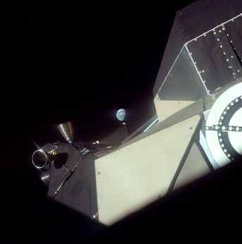 Apollo 11, Foto Nr. AS11-36-5404: Die NASA
                        behauptet, dies sei ein "Blick zurück"
                        vom Mondflug von der "Mondlandefähre"
                        aus in Richtung Erde.