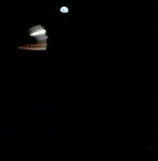 Apollo 11, Foto Nr. AS11-37-5435: Die NASA
                        behauptet, dies sei ein "Blick zurück"
                        vom Mondflug von der "Mondlandefähre"
                        aus in Richtung Erde nach einer Drehung im
                        "Landeanflug zum Mond", nun mit einer
                        RCS-Steuerdüse der "Mondlandefähre" im
                        Foto