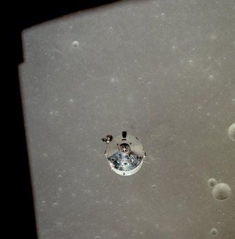 Apollo 11, Foto Nr. AS11-37-5444: Die NASA
                        behauptet, dies sei eine weitere Sequenz der
                        Kommandokapsel über dem "Mond"