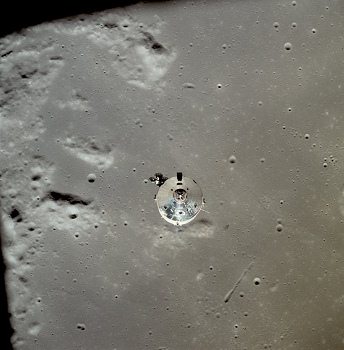 Apollo 11, Foto Nr. AS11-37-5446: Die NASA
                        behauptet, dies sei eine weitere Sequenz der
                        Kommandokapsel über dem "Mond"