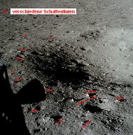 Die
              "Mondlandefähre" soll neben einem Krater
              gelandet sein. Aber da ist ein Schattenchaos am
              "Mondkrater", das auf Fotomontage und
              eingezeichnete Schatten hindeutet. Die Schatten kreuzen
              sich fast im 90°-Winkel!