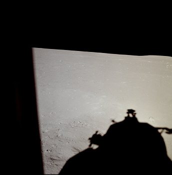 Apollo 11 Foto-Nr. AS11-37-5460: Die NASA
                        behauptet, die Fussspuren würden von
                        "Astronaut" Edwin ("Buzz")
                        Aldrin stammen.