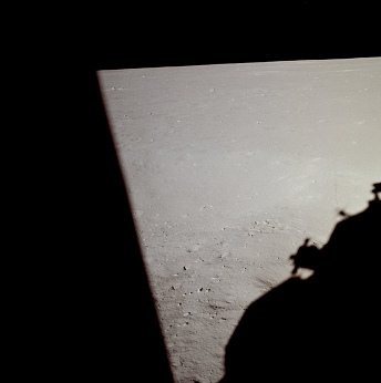 Apollo 11 Foto-Nr. AS11-37-5461: Die NASA
                        behauptet, das Foto stamme von
                        "Astronaut" Edwin ("Buzz")
                        Aldrin, der gegenüber dem vorigen Foto etwas
                        nach rechts gerückt sei.