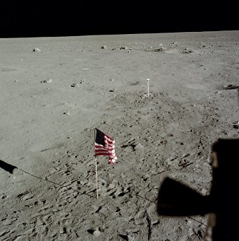 Apollo 11 Foto-Nr. AS11-37-5467: Die NASA
                        behauptet, nun sei neben der
                        "amerikanischen" Fahne auch noch eine
                        Kamera "auf dem Mond" aufgestellt
                        worden