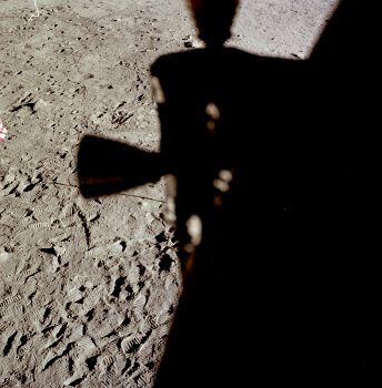 Apollo 11 Foto-Nr. AS11-37-5470: Die NASA
                        behauptet, dies sei der "Mondboden"
                        unter Edwin ("Buzz") Aldrins Fenster
                        mit den Fussspuren, mit einem Zipfel der Fahne
                        (links) und mit dem Ständer für die Kamera
                        (links oben). Die NASA erwähnt das Kamerakabel
                        und den Schatten des Solarwindkollektors nicht.