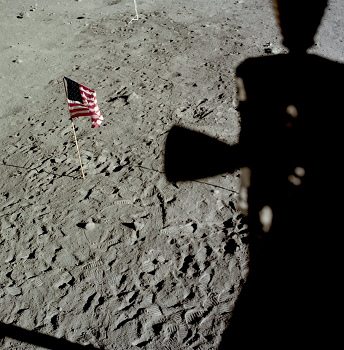 Apollo 11 photo no. AS11-37-5471: NASA
                        claims that this would be the "lunar
                        soil" under Edwin ("Buzz")
                        Aldrin's window with the foot prints, with the
                        flag, and only now NASA mentions the solar wind
                        collector which is installed beside the
                        "Lunar Module" and it's shadow where
                        is missing the foil yet. The foot prints partly
                        are not real...