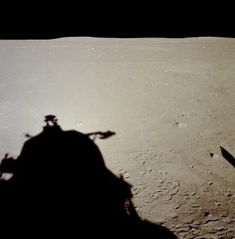Apollo 11 Foto-Nr. AS11-37-5478: Der
                        Schatten der "Mondlandefähre", die
                        Fussspuren und ein Schattenzipfel der Fahne