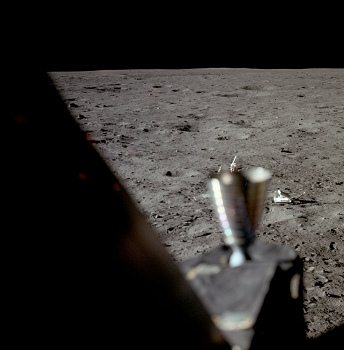Apollo 11 Foto-Nr. AS11-37-5499: Die NASA
                        zeigt den Langdistanzrückstrahlreflektor (LRRR)
                        ohne Fussspuren darum herum auch ein zweites
                        Mal!