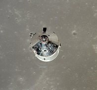 Apollo 11, Foto Nr. AS11-37-5443: Die
                          NASA behauptet, dies sei die Sicht auf die
                          Kommandokapsel und den Versorgungsteil
                          ("Command Service Module" CMS) nach
                          dem Abdockmanver. Hier landet eine
                          Kommandokapsel statt einer
                          "Mondlandefhre" "auf dem
                          Mond"