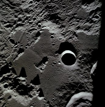 Apollo 11, Foto Nr. AS11-37-5448: Die NASA
                        behauptet, hier sei die Kommandokapsel beim
                        scharf konturierten Krater Schmidt zu sehen. Der
                        Kraterteil in der unteren, rechten Ecke soll der
                        westliche Teil von Krater Sabine sein, und der
                        teilweise sichtbare Rand an der rechten Kante
                        soll vom Krater Ritter stammen. Das soll das
                        letzte Foto der "Mondlandefhre" (LM)
                        vor dem Anflug sein. Die "Mondlandung"
                        erfolgte dann eventuell eine
                        "Mondumdrehung" spter.