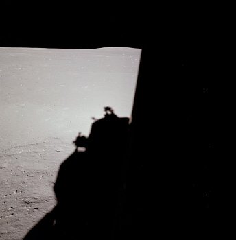 Apollo 11 Foto-Nr. AS11-37-5451. Gemss
                        NASA handelt es sich um ein weiteres Foto der
                        "Mondoberflche" nach der Landung von
                        Apollo 11, dieses Mal mit einem grossen Schatten
                        der "Mondlandefhre". Beim genauen
                        Hinsehen ist dann aber auch hier ein
                        Schattenchaos ersichtlich.