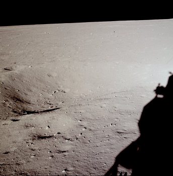 Apollo 11 Foto-Nr. AS11-37-5453. Gemss
                        NASA handelt es sich um ein weiteres Foto der
                        "Mondoberflche" direkt unter dem
                        Fenster von "Astronaut" Neil
                        Armstrong, nun mit dem westlichen Teil des
                        Kraters. Der Schatten der
                        "Mondlandefhre" ist derselbe wie beim
                        Foto AS11-37-5451, und entsprechend ist das
                        Schattenchaos dasselbe.