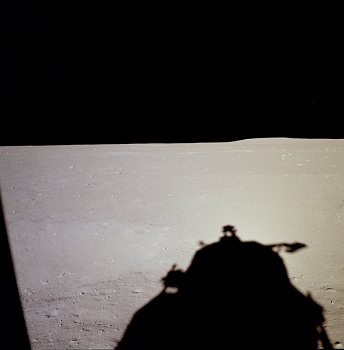 Apollo 11 Foto-Nr. AS11-37-5454: Sicht ber
                        die "Mondlandschaft" mit dem
                        kompletten Langschatten der
                        "Mondlandefhre". Die NASA behauptet,
                        das Foto sein von Edwin ("Buzz")
                        Aldrin gemacht worden. Das Schattenchaos bleibt
                        aber dasselbe, und somit auch die Fotomontage
                        mit den eingezeichneten Schatten.