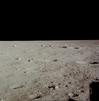 Apollo 11 Foto-Nr. AS11-37-5458: Das Foto
                        zeigt mehr oder weniger dieselbe
                        "Mondlandschaft"