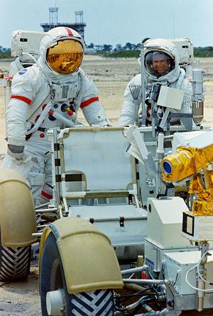 Foto no. 71-HC-731: The seat's
                            construction of a training moon vehicle
                            1g-LRV, in the back the astronauts Scott
                            (left) and Irwin (right), 11. May 1971.