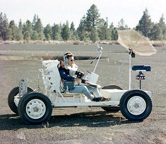 Irwin (left) and Scott (right) with the
                          training "moon car"
                          "Grover" (Lunar Roving Vehicle
                          Simulator, "1g trainer") on a
                          geological excursion in the crater field of
                          Cinder Lake, Arizona, at a border of a 30 feet
                          deep crater, 2.-3. November 1970, Foto 3.