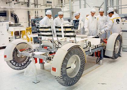 Training for Apollo 15, foto no.:
                        KSC-71PC-310: The "moon car" LRV at
                        the test stand at the Kennedy Space Center, 8.
                        April 1971.