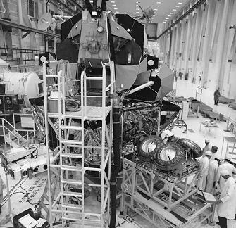 Training for Apollo 15, foto no.
                        KSC-71P-282: The "moon car" LRV is
                        folded together before the "Lunar
                        Module" (LM), 23. March 1971.