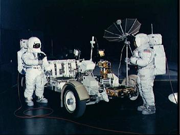 Training
                        for Apollo 15, foto no. S71-16722: Scott and
                        Irwin with a LRV-1 trainer at Manned Spacecraft
                        Center (MSC) at Houston, catalogue date: 29.
                        January 1971.