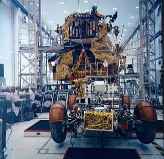 Training for Apollo 15 foto no. S71-30542:
                        The "moon car" (Lunar Roving Vehicle
                        LRV) on a test stand with the Lunar Module (LM)
                        at Kennedy Space Center KSC, 21. April 1971,
                        catalogue date 21. April 1971.