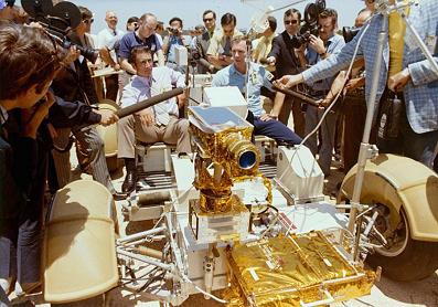 Training for Apollo 15 foto no. 71-HC-677:
                      Press activities about the "moon car".
                      The astronauts Irwin (left) and Scott (right) seat
                      on a training "moon car", 4. May 1971.