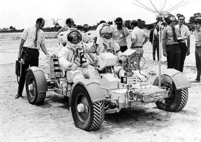 Training for Apollo 15, foto no. 71-H-845:
                        Irwin (left) and Scott (right) are driving with
                        a 1g training "moon car" to a stony
                        sitew for an EVA protocoll.