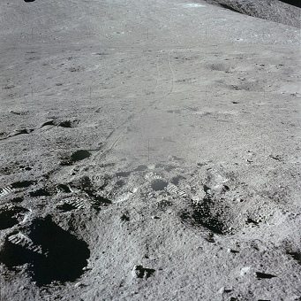 Faked moon landing Apollo 15 photo no.
                        AS15-86-11583: Wheel tracks coming from station
                        2.