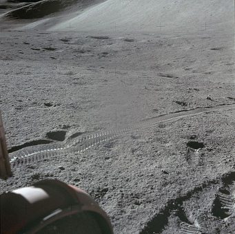 Faked moon landing Apollo 15 photo no.
                        AS15-86-11587: Sight over the left back wheel to
                        the wheel track of the right wheels.