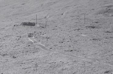 Faked moon landing Apollo 15 photo no.
                        AS15-90-12213: the close-up of the snowplow
                        wheel tracks