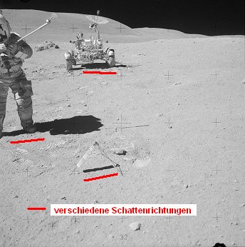 Apollo 16 Foto-Nr. AS16-106-17409:
                          Astronaut John Young hlt Bodenproben in der
                          Hand, dahinter das Mondauto.