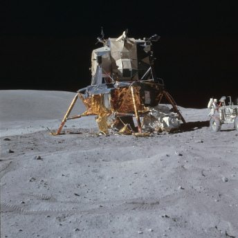 Apollo 16 Foto-Nr. AS16-106-17435: Das
                        "Mondauto" bei der
                        "Mondlandefhre" ohne Reifenspuren