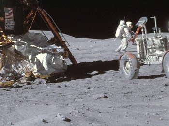 Apollo 16 Foto-Nr. AS16-106-17435: Das
                            "Mondauto" bei der
                            "Mondlandefhre" ohne
                            Reifenspuren, Nahaufnahme