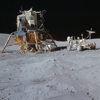 Apollo 16 Foto-Nr. AS16-106-17436: Das
                        "Mondauto" bei der
                        "Mondlandefhre" ohne Reifenspuren