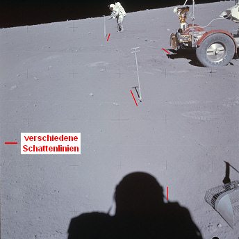 Apollo 16 Foto-Nr. AS16-106-17529:
                        Astronaut Duke mit Sonnensensoren und Mondauto
                        rechts, Schattenchaos.