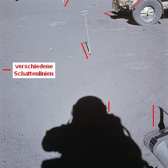 Apollo 16 Foto-Nr. AS16-106-17530:
                        Astronaut Duke mit Sonnensensoren und Mondauto
                        rechts, Schattenchaos.