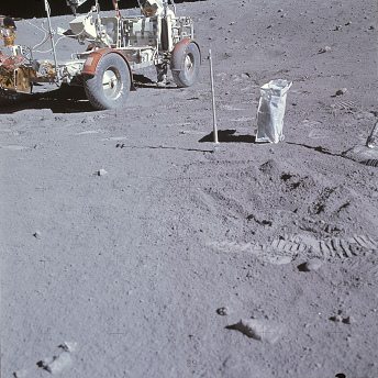 Apollo 16 Foto-Nr. AS16-106-17537:
                        Astronaut Duke hinter dem "Mondauto"
                        ohne Reifenspuren zwischen Vorder- und
                        Hinterreifen.