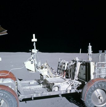 Apollo 16 Foto-Nr. AS16-110-18434: LRV mit
                        zu hellen Schattenseiten