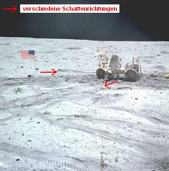 Apollo 16 Foto-Nr. AS16-116-18576:
                          Astronaut Young beim
                          Rover-"Mondmobil" (LRV): Links eine
                          Fahne mit verkehrtem Schatten, der Astronaut
                          im Gegenlicht ist viel zu hell, und da sind
                          Reifenspuren von nur einem Rad. Korrigierte
                          Lichtverhltnisse. Mit den korrigierten
                          Lichtverhltnissen kann man auch Dunst in der
                          Mitte am "Mondhimmel" entdecken, auf
                          dem Mond ohne Atmosphre eine Unmglichkeit.