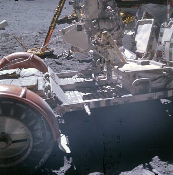 Apollo 16 Foto-Nr. AS16-116-18709:
                        Nahaufnahme des Rover-"Mondmobils"
                        (LRV): Die Schattenseiten sind viel zu hell, und
                        in der Mitte des Fotos ist auch noch Dunst, oder
                        es ist ein Linsenfehler, oder ein Fehler im
                        Film.