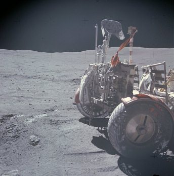 Apollo 16 Foto-Nr. AS16-117-18817:
                        Hinterrder des Rover-"Mondmobils"
                        (LRV), eines davon ist ganz weiss, im
                        Schatten... (Foto aus dem Jahre 2009)